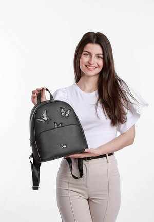 Černý batoh z umělé kůže se třemi vyšívanými motivy motýlů, zaoblený tvar, horní držadlo a nastavitelné popruhy.