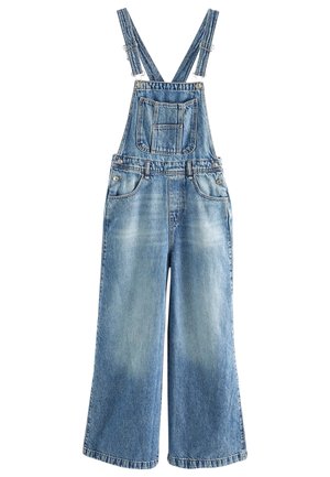 Salopette en denim de bleu moyen, présentant un design à jambes larges, des bretelles ajustables, une poche frontale et une texture décolorée sur les jambes.