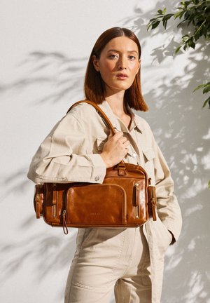 MACY POCKET - Kabelka - camel