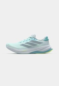 Scarpe da ginnastica blu chiaro con tomaia in rete, strisce grigie di accentuazione e suola bianca imbottita con uno strato verde sottostante.