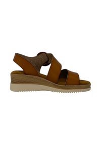 Sandalo con zeppa in pelle marrone, caratterizzato da tre cinture, una soletta in sughero e una suola in gomma strutturata di colore chiaro. Presenta un design della punta arrotondata.