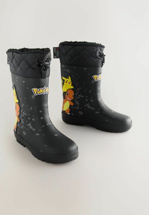 Bottes de pluie en caoutchouc noir avec un haut en tissu matelassé, présentant des personnages Pokémon colorés et un design en éclaboussures sur les côtés. Semelle texturée pour une meilleure adhérence.
