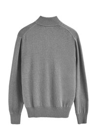 Maglione grigio con collo alto a lupetto, polsini e orlo a coste, e una texture liscia con un design pulito e minimalista. Vista posteriore.
