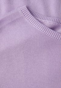 Lila gestrickter Pullover im Nahaufnahme, mit einem gerippten Rundhalsausschnitt und glatter Textur. Gleichmäßige Farbe mit konsequentem Nähmuster.