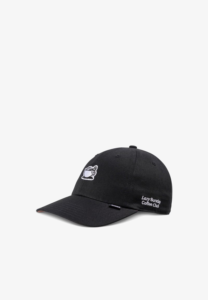 Casquette de baseball noire avec un motif brodé blanc d'une tasse de café et d'un squelette, avec le texte "Lazy Sunday Coffee Club" sur le côté.