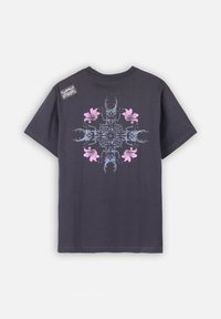 T-shirt en coton gris foncé featuring un design graphique central avec des scorpions bleus et des fleurs roses, manches courtes et col rond.