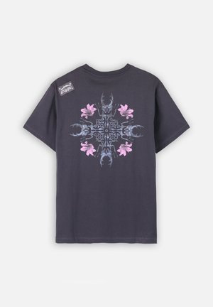 T-shirt en coton gris foncé featuring un design graphique central avec des scorpions bleus et des fleurs roses, manches courtes et col rond.
