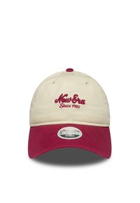 Állítható sapka krémszínű anyagból, bordó napellenzővel. A maroon színű "New Era Since 1920" logó hímzett. Finom textúra az anyagon.