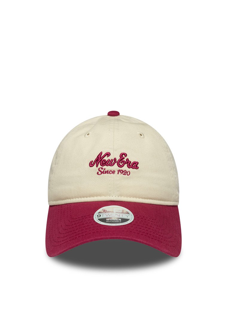 Állítható sapka krémszínű anyagból, bordó napellenzővel. A maroon színű "New Era Since 1920" logó hímzett. Finom textúra az anyagon.