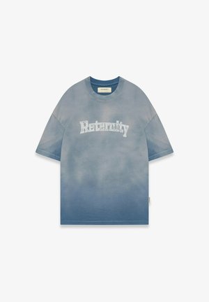 Camiseta de algodón en tie-dye azul. Presenta hombros caídos, cuello redondo y la palabra "Reternity" en una impresión blanca contrastante en el frontal.