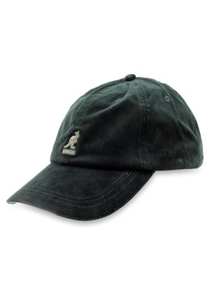Gorra de pana verde oscuro con visera curva. Presenta un logo de canguro bordado en la parte frontal y detalles de costura visibles.