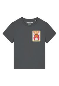Grijze T-shirt met korte mouwen, met een grafisch ontwerp van handen die een pot vasthouden en de tekst "DE KOFFIE" in het geel op de voorkant.
