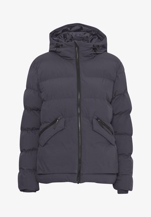 Mørk lilla pufferjakke med hette, horisontal quiltedesign, frontglidelås og to glidelåslommer på brystet. Glatt tekstur.