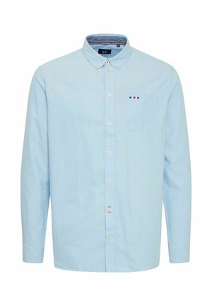 Svetlomodrá košeľa s dlhým rukávom vyrobená z bavlny, s golierom na gombíky, jednou náprsní vreckom a jemnými farebnými akcentmi na vrecku.