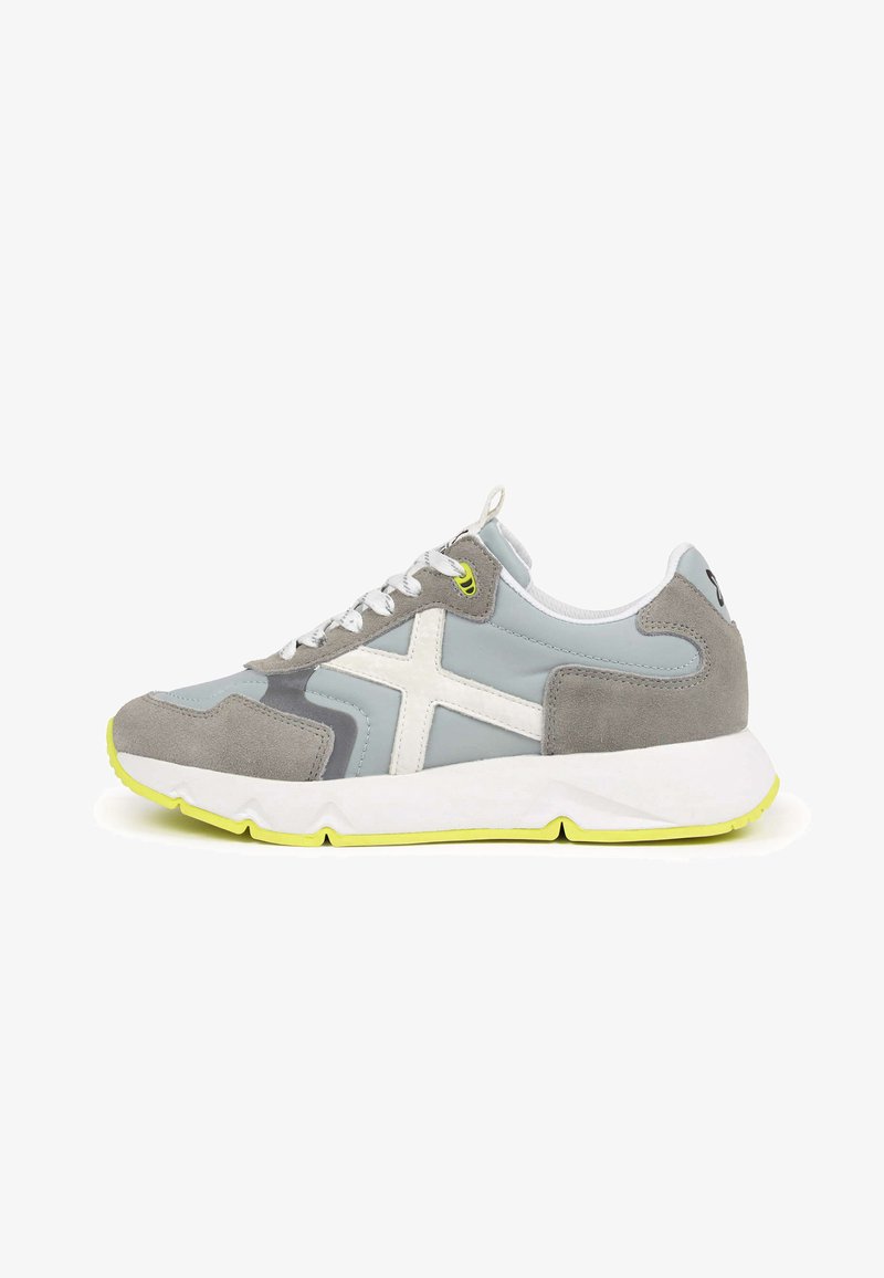 Baskets en daim gris et bleu clair avec des accents blancs et une semelle jaune vif. Comprend des lacets, une languette de traction et un design texturé.