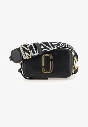 Sac bandoulière noir en matériau texturé, avec un logo doré, une bandoulière noir et blanc ornée du motif "MAR", et une forme rectangulaire.