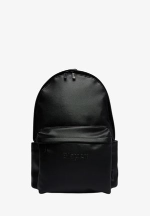Sort rygsæk med en glat, struktureret overflade, der har en afrundet form, med lynlåse og en frontlomme med præget logo.