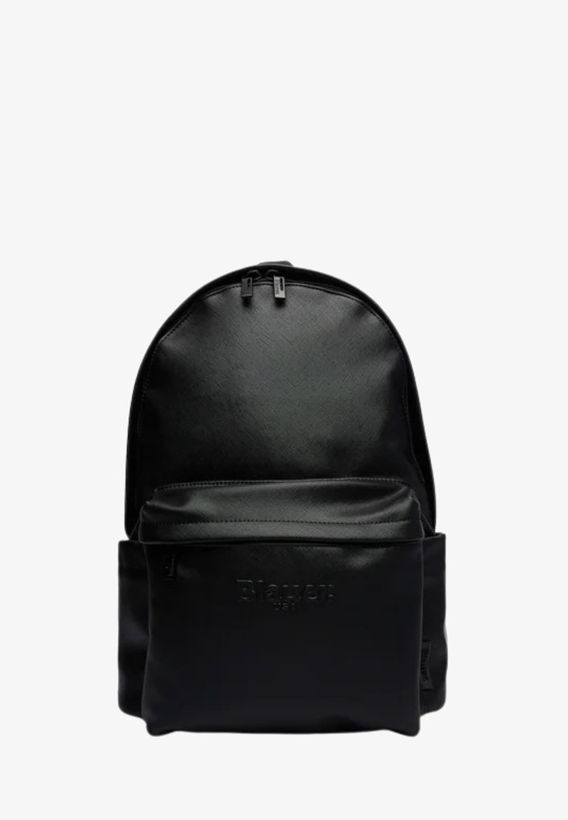 Mochila negra con un acabado suave y texturizado, con forma redondeada, cierres con cremallera y un bolsillo frontal con un logo en relieve.