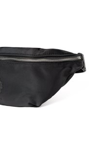 Czarna torba biodrowa z zamkiem błyskawicznym w kolorze srebrnym, o gładkiej fakturze i prostym, zaokrąglonym kształcie z wytłoczonym logo.