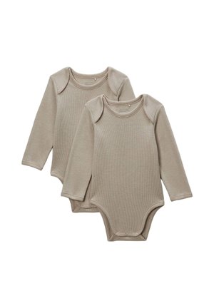 Deux bodies à manches longues en tissu côtelé beige doux, avec des fermetures à pression au bas et des encolures arrondies.