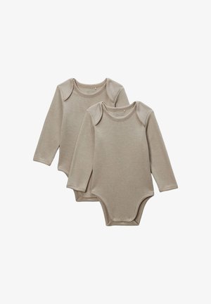 Deux bodies à manches longues en tissu côtelé beige doux, avec des fermetures à pression au bas et des encolures arrondies.