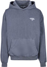 Szürke kapucnis pulóver, elülső zsebbel, bordázott mandzsettákkal és szegéllyel, valamint egy kis hímzett logóval a mellkason.