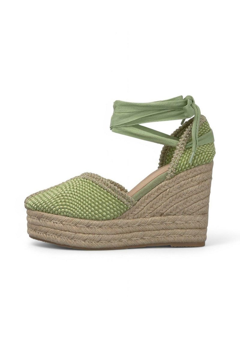 Espadrilla verde con tomaia in tessuto intrecciato, suola in juta intrecciata, dettagli testurizzati e lacci alla caviglia. Accentata da una leggera lucentezza.