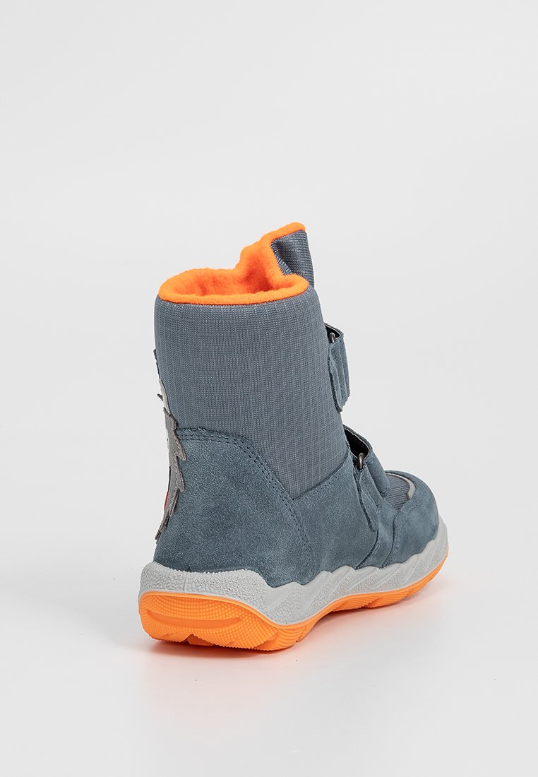 Grauer Stiefel mit einem orangefarbenen Fleece-Innenfutter, ausgestattet mit einem strukturierten Obermaterial, Klettverschluss und einer orangefarbenen Gummisohle. Glattes und robustes Design.