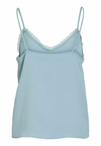 Camisole sans manches bleu clair avec des bretelles fines réglables et une bordure en dentelle festonnée le long du décolleté en V, réalisée en tissu texturé.