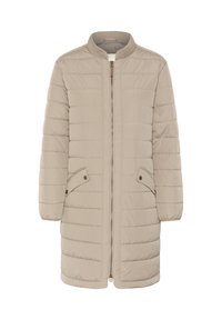 Veste beige matelassée avec un col rond, fermeture éclair à l'avant, poches latérales et poignets côtelés, présentant une texture matelassée et un tissu lisse.