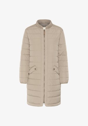 Veste beige matelassée avec un col rond, fermeture éclair à l'avant, poches latérales et poignets côtelés, présentant une texture matelassée et un tissu lisse.