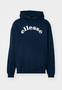 Sudadera azul marino hecha de tela de mezcla de algodón, con un bolsillo canguro frontal y el logotipo blanco curvado de 'ellesse' en el pecho.