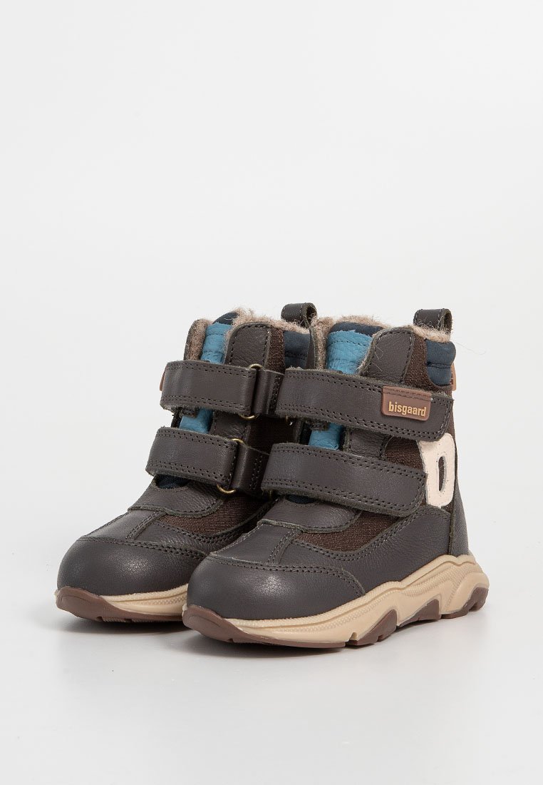 Brązowe i granatowe dziecięce buty za kostkę wykonane z tkaniny i skóry, z rzepami i wyściółką z polarowego materiału dla zapewnienia ciepła.