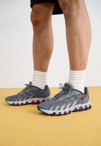 AIR MAX DN8 - Tenisice - iron grey/bright crimson/wolf grey/black
