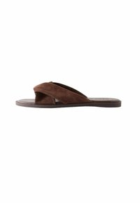 Bruine suède slide sandalen met kruisende brede banden en een platte zool, getoond in zijaanzicht op een witte achtergrond.