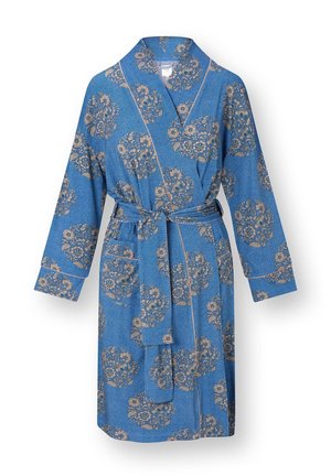 Blauwe badjas tot op de knie met beige bloemen in cirkelvormige patronen, sjaalkraag, voorzak en ceintuur met strik in de taille.