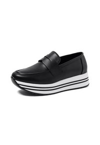 Scarpe slip-on in pelle nera con punta arrotondata, dotate di una larga striscia piegata e di una suola bianca segmentata con strisce nere.