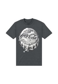 Šedé tričko s grafikou víčka od láhve Coca-Cola se zkondenzovanými kapkami a bublinkami, tištěné v černé a bílé barvě.