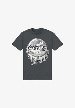 T-shirt grigio con una grafica di un tappo di bottiglia di Coca-Cola con condensa e bolle, stampata in bianco e nero.