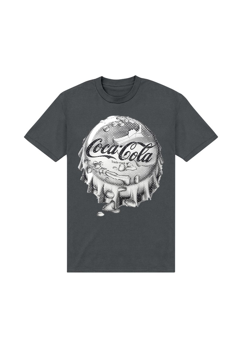 Šedé tričko s grafikou víčka od láhve Coca-Cola se zkondenzovanými kapkami a bublinkami, tištěné v černé a bílé barvě.