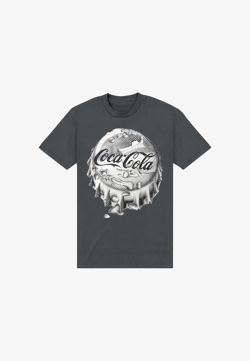 Grå t-shirt med en grafisk bild av en Coca-Cola kapsyl med kondens och bubblor, tryckt i svart och vitt.