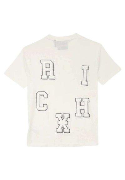 T-shirt bianca in cotone con lettere nere audaci "R," "I," "C," "H," e "X" in stili vari, con scollatura rotonda classica e maniche corte.