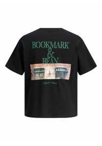 Μαύρο κοντομάνικο μπλουζάκι με πράσινο κείμενο "BOOKMARK & BEAN" πάνω από φωτογραφία πρόσοψης κτιρίου και μικρό κείμενο με γραφικό χαρακτήρα από κάτω.