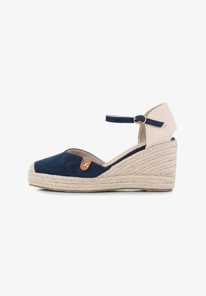 Sandalias de cuña de ante azul marino con correa de tejido trenzado en el tobillo, cuña cubierta de yute y un detalle decorativo de logo en el lateral.