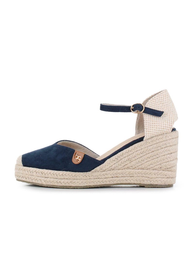Sandalias de cuña de ante azul marino con correa de tejido trenzado en el tobillo, cuña cubierta de yute y un detalle decorativo de logo en el lateral.