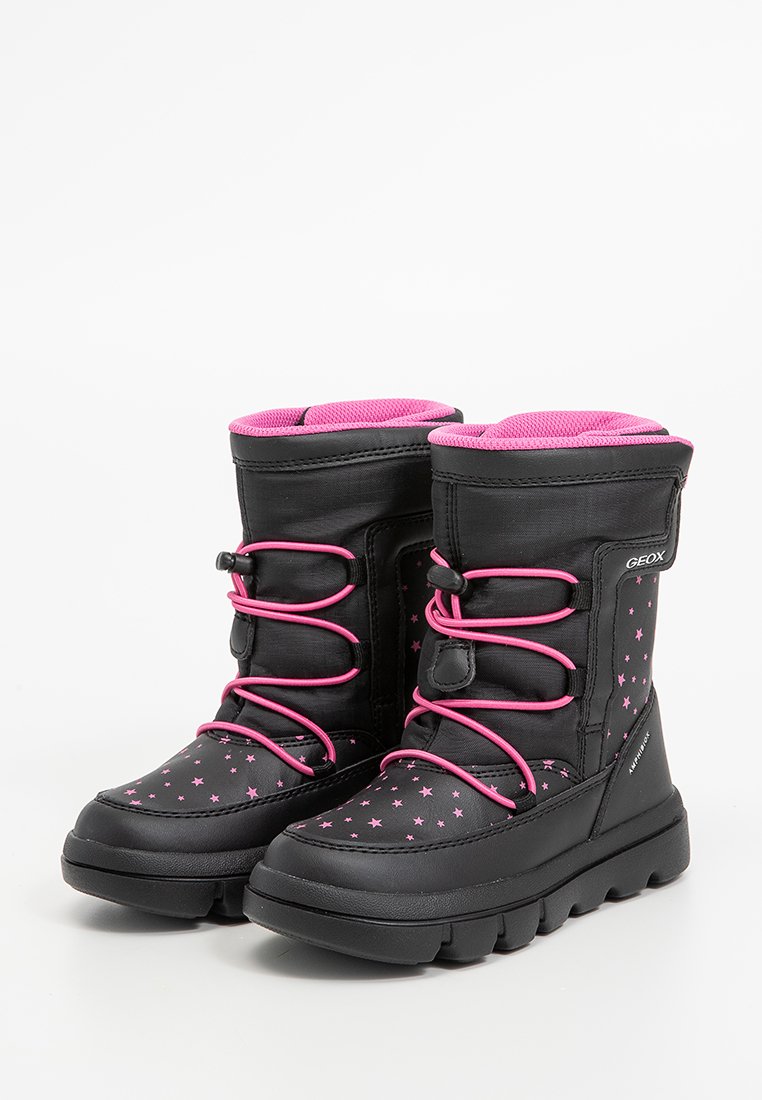 Stivali invernali neri con motivi a stella rosa, lacci rosa e rivestimento interno imbottito rosa, progettati per bambini.
