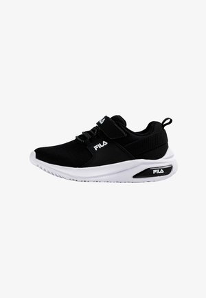Baskets FILA noir et blanc avec dessus en mesh, bande auto-agrippante, logos de marque sur le côté et la semelle, et languette à l'arrière.
