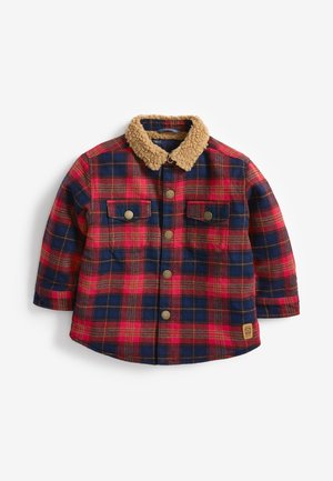Veste à carreaux rouge et bleu marine avec fermeture par boutons, deux poches poitrine boutonnées et col en polaire beige.