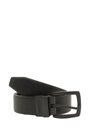 Schwarzer Leder-Gürtel, aufgerollt, mit matter schwarzer Metallschnalle und "Pull&Bear"-Prägung in der Nähe der Schnalle.