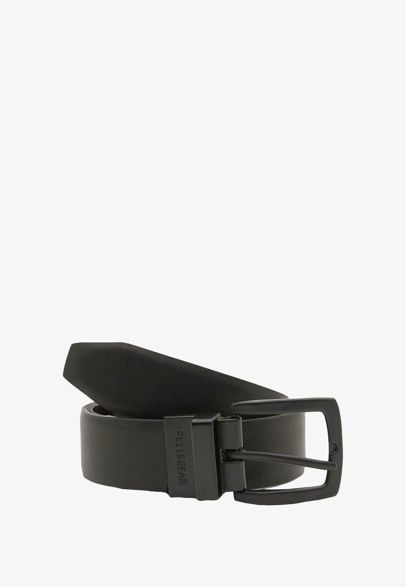 Črn usnjen pas zvit, z mat črnim kovinskim sponko in s potiskom Pull&Bear blizu sponke.